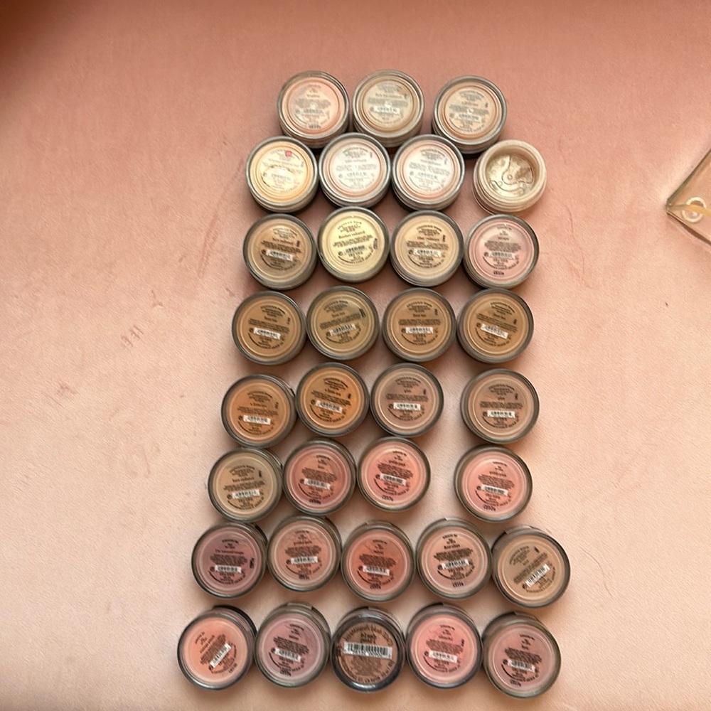 Seals blush, bronzer, mineral veils.